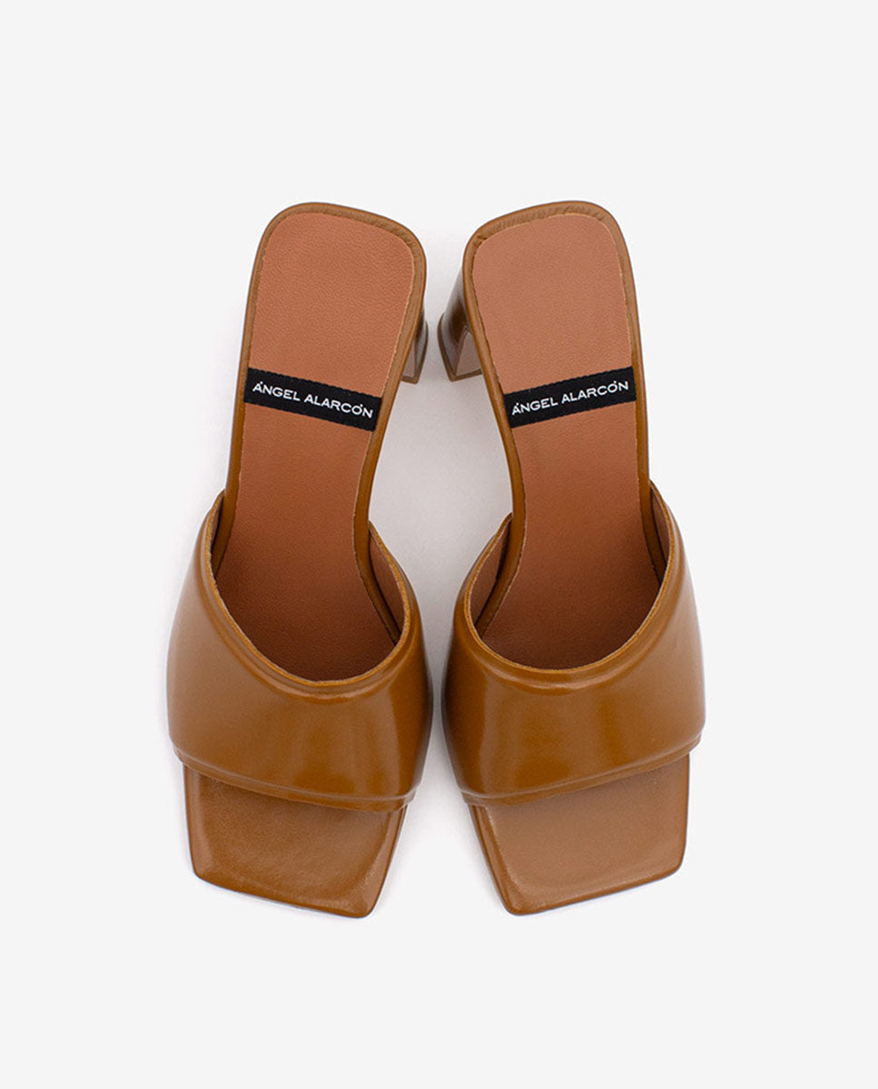 AURIANE – Mule abierto con tacón ancho y pala acolchada en piel brillante – camel – Talla 36 – Ángel Alarcón