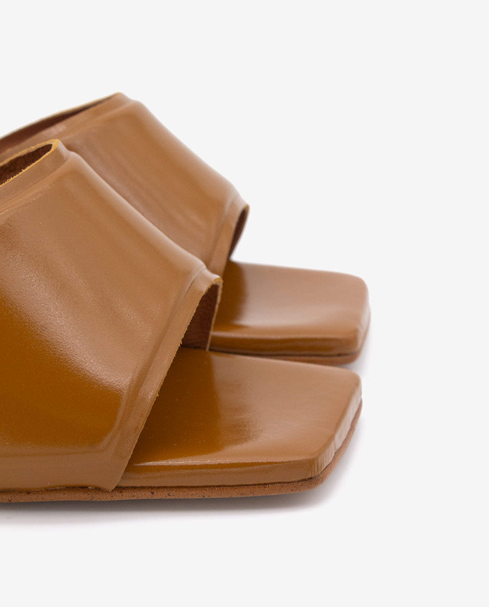 AURIANE – Mule abierto con tacón ancho y pala acolchada en piel brillante – camel – Talla 37 – Ángel Alarcón