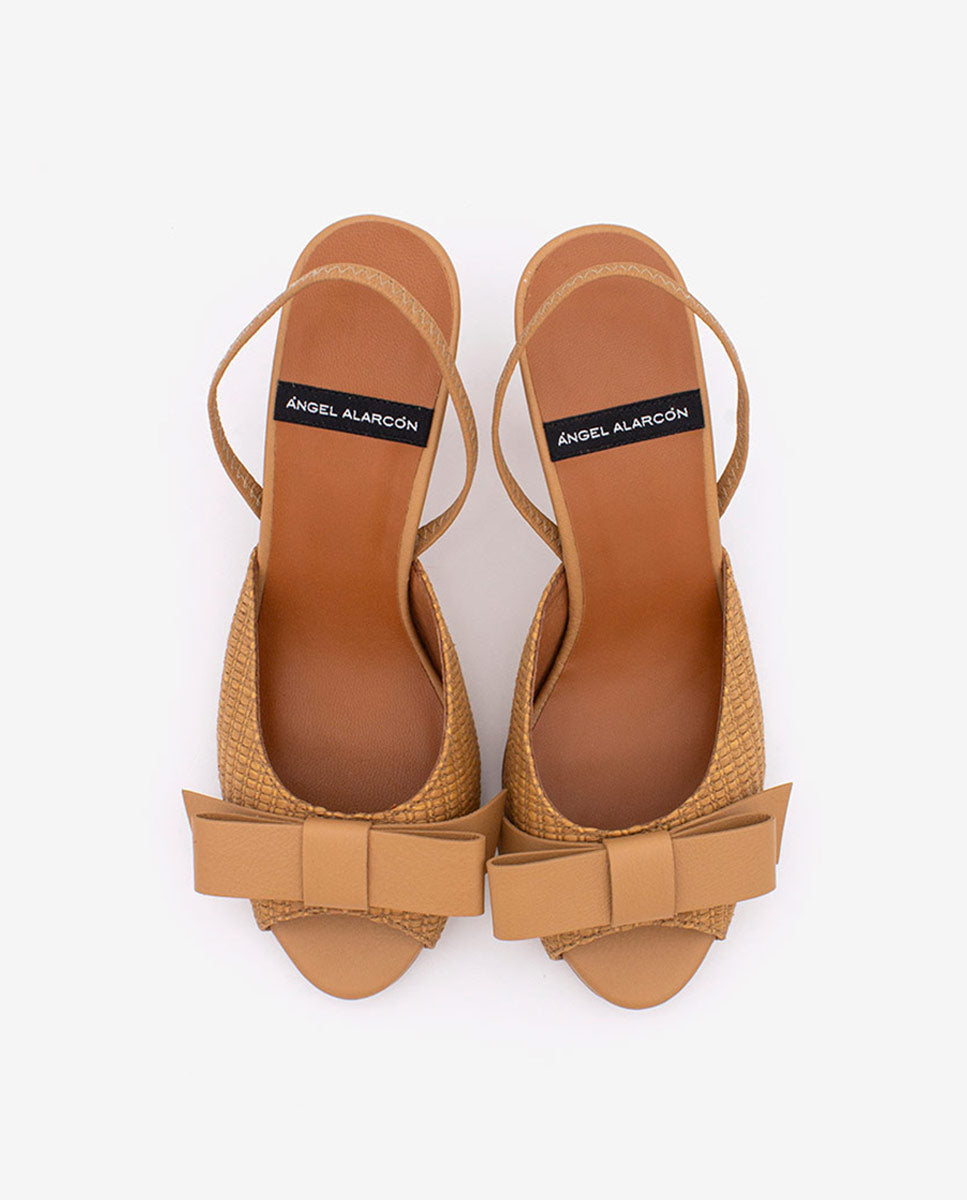 BLANCHE – Sandalia destalonada con pala de rafia y lazo de piel – camel – Talla 39 – Ángel Alarcón