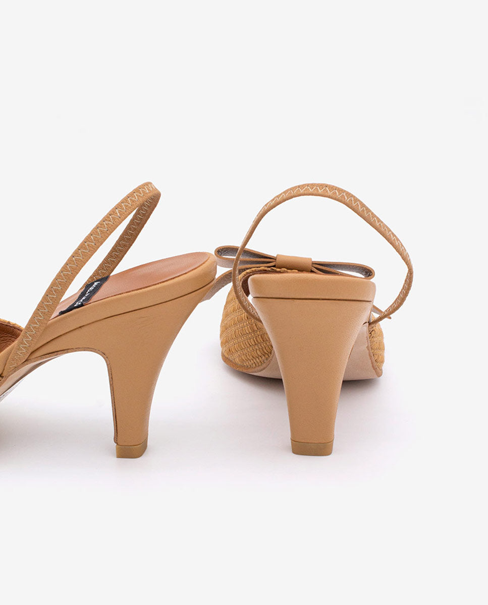BLANCHE – Sandalia destalonada con pala de rafia y lazo de piel – camel – Talla 40 – Ángel Alarcón