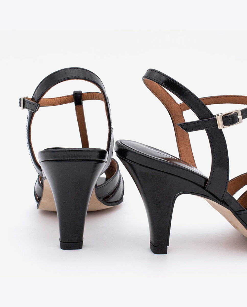 ANNICK – Sandalia de tiras t-strap y tacón fino en piel brillante – negro – Talla 38 – Ángel Alarcón