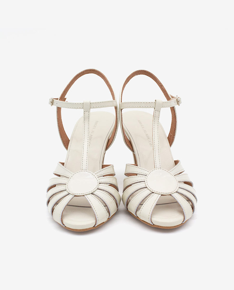 ANNICK – Sandalia de tiras t-strap y tacón fino en piel brillante – Ángel Alarcón
