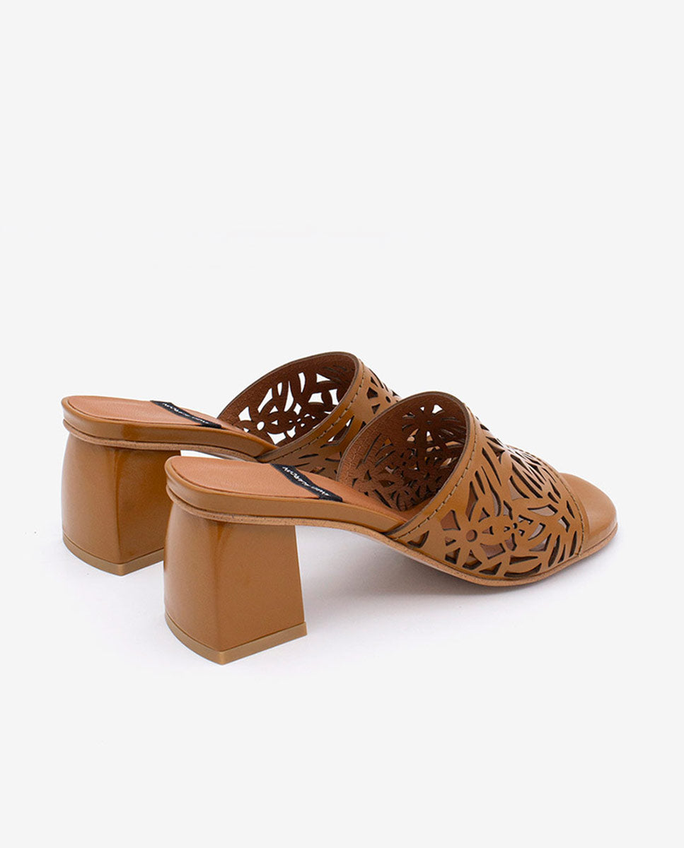 MARGUERITE  - Mule de pala troquelada con tacón ancho en piel brillante – camel – Talla 35 – Ángel Alarcón
