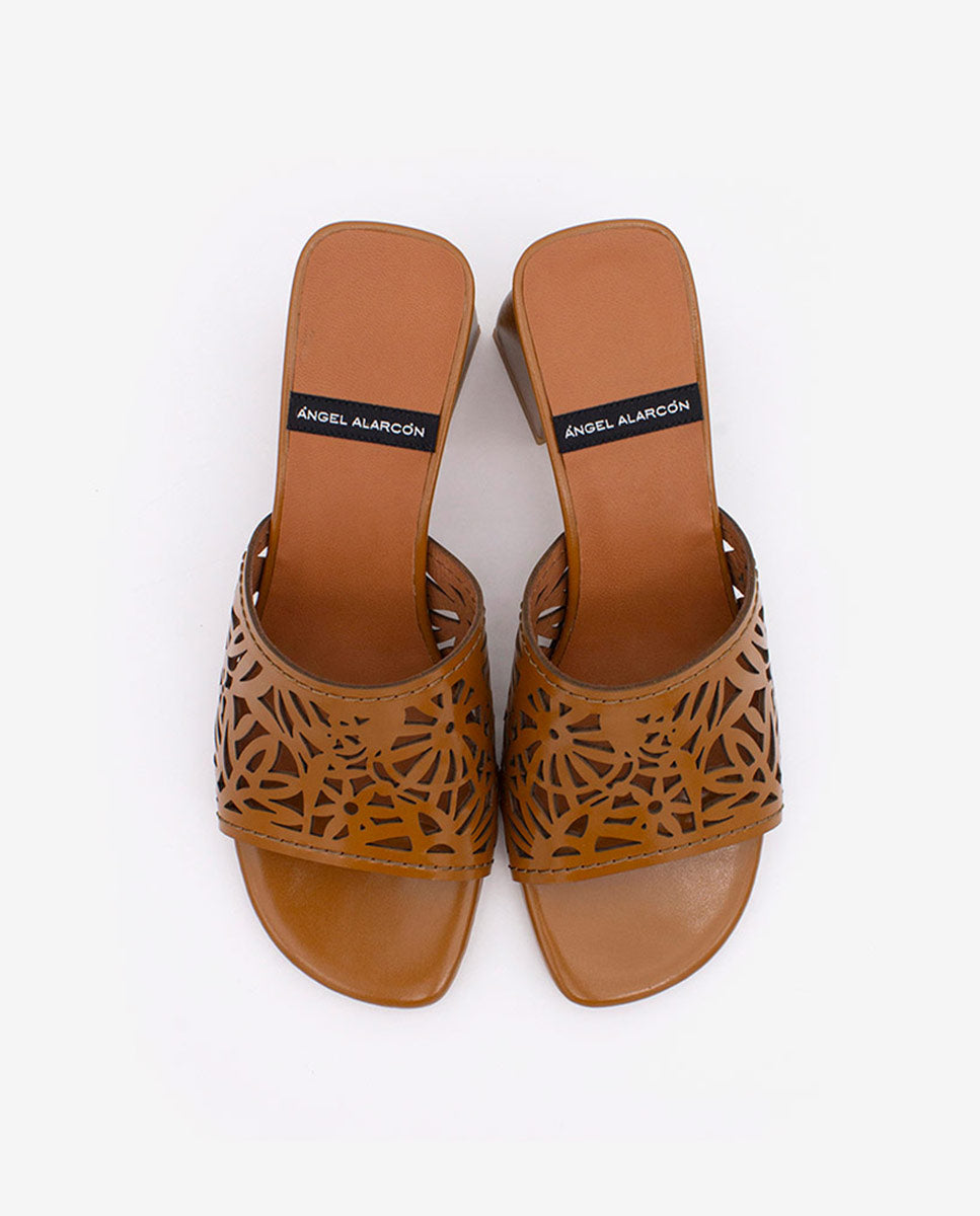MARGUERITE  - Mule de pala troquelada con tacón ancho en piel brillante – camel – Talla 36 – Ángel Alarcón