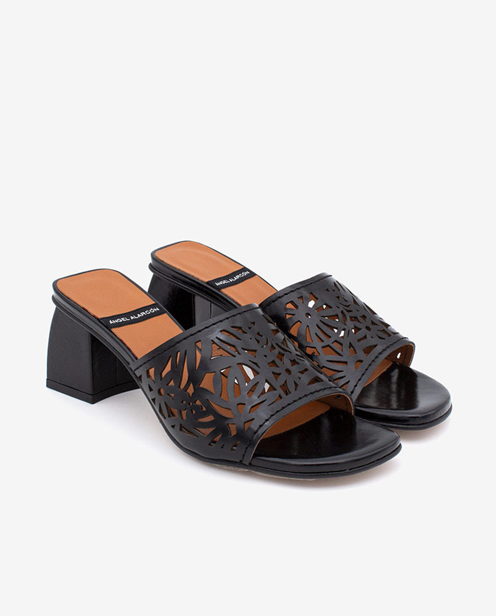 MARGUERITE  - Mule de pala troquelada con tacón ancho en piel brillante – negro – Talla 39 – Ángel Alarcón