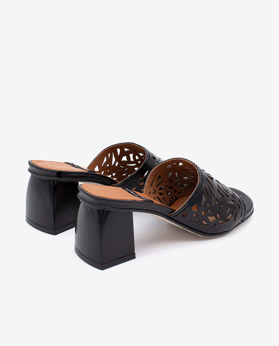 MARGUERITE  - Mule de pala troquelada con tacón ancho en piel brillante – negro – Talla 39 – Ángel Alarcón