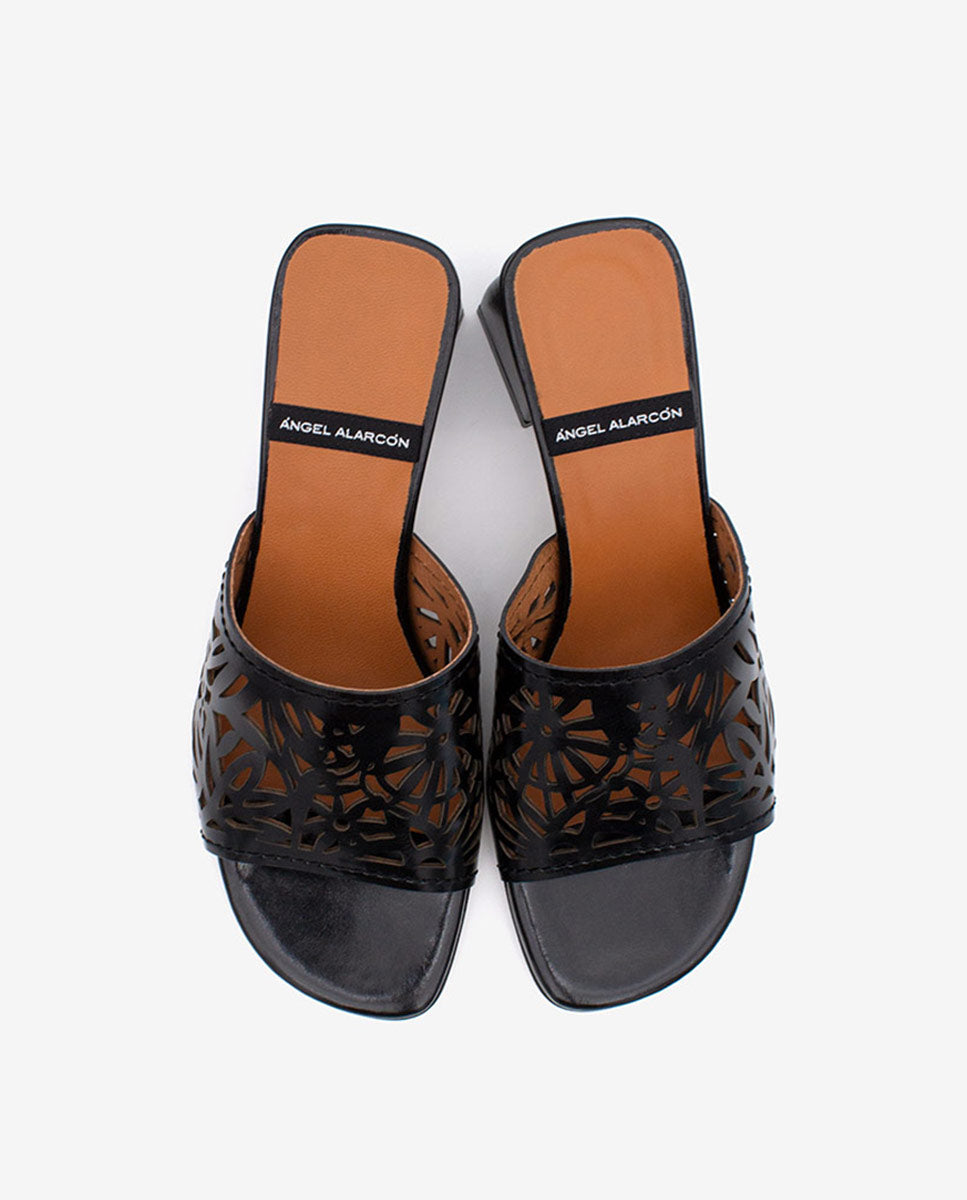 MARGUERITE  - Mule de pala troquelada con tacón ancho en piel brillante – negro – Talla 39 – Ángel Alarcón