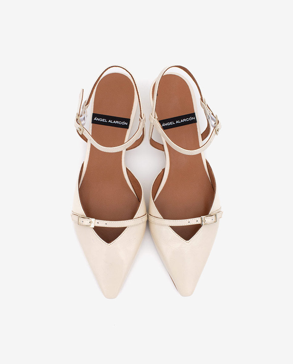 AMANDINE - Zapatos de salón sujetos al tobillo de tacón bajo de piel texturizada – beige – Talla 38 – Ángel Alarcón