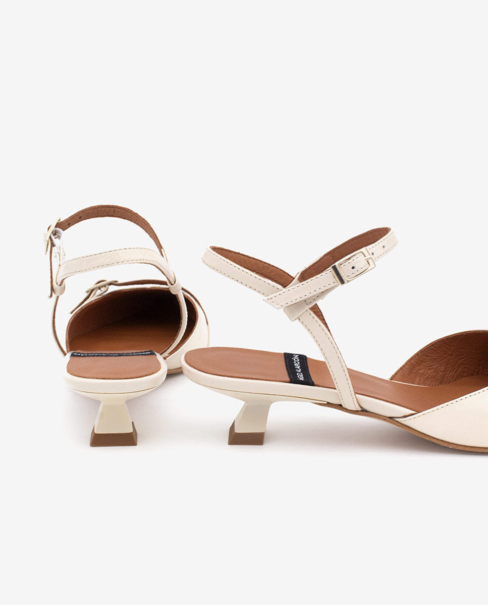 AMANDINE - Zapatos de salón sujetos al tobillo de tacón bajo de piel texturizada – beige – Talla 39 – Ángel Alarcón