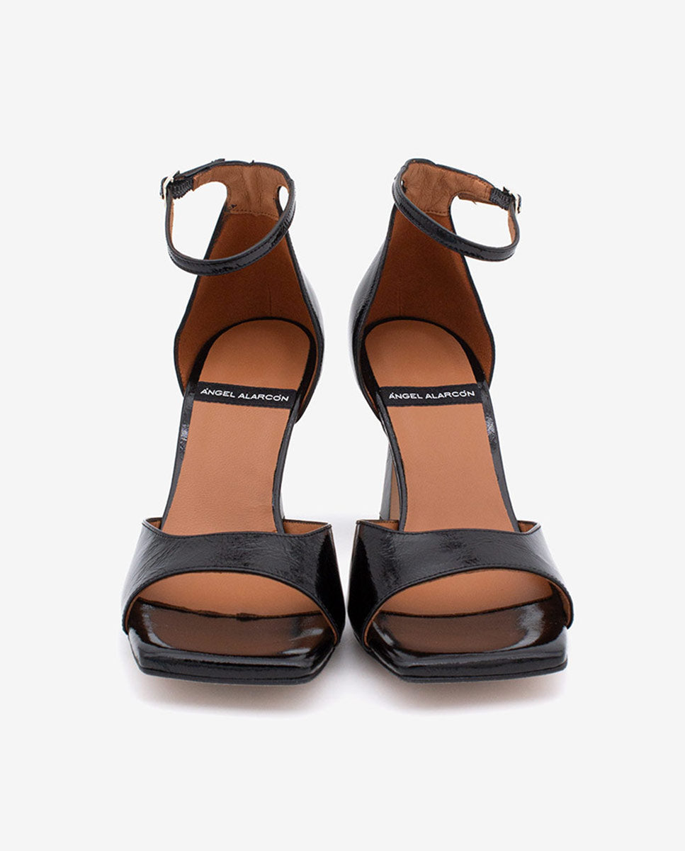 LAURENCE - Sandalia de tacón con pulsera de piel texturizada – negro – Ángel Alarcón