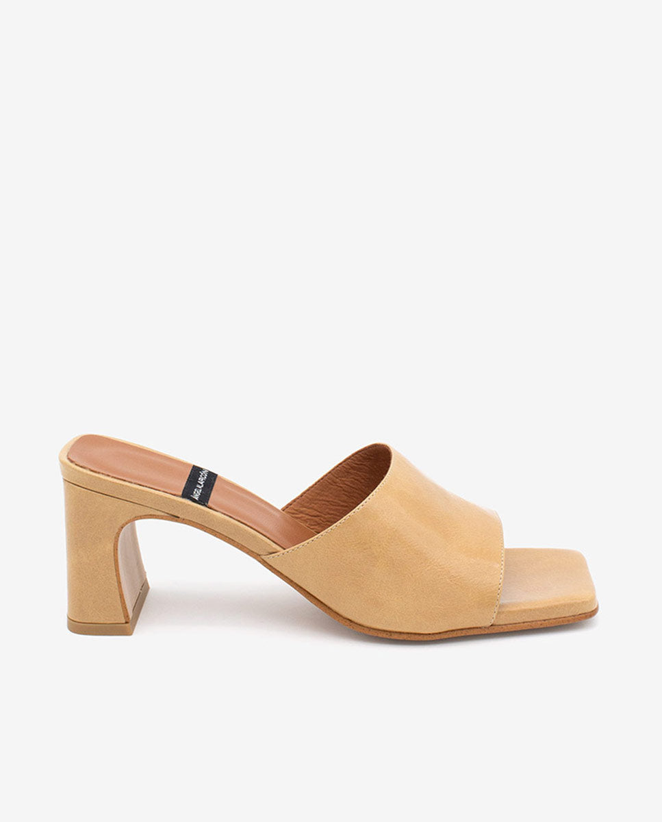 ZELIE - Mules abiertas con tacón medio de piel brillante – camel – Talla 36 – Ángel Alarcón