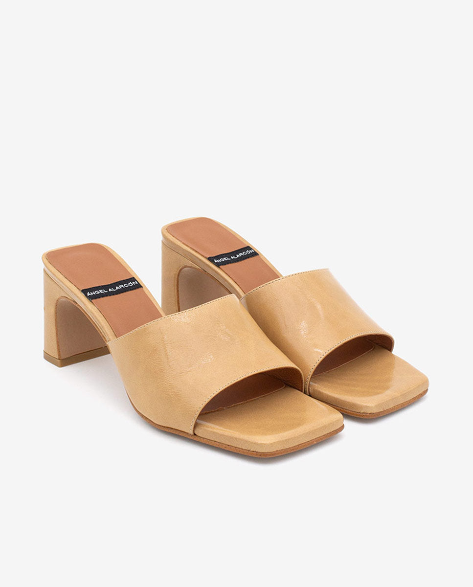 ZELIE - Mules abiertas con tacón medio de piel brillante – camel – Talla 36 – Ángel Alarcón