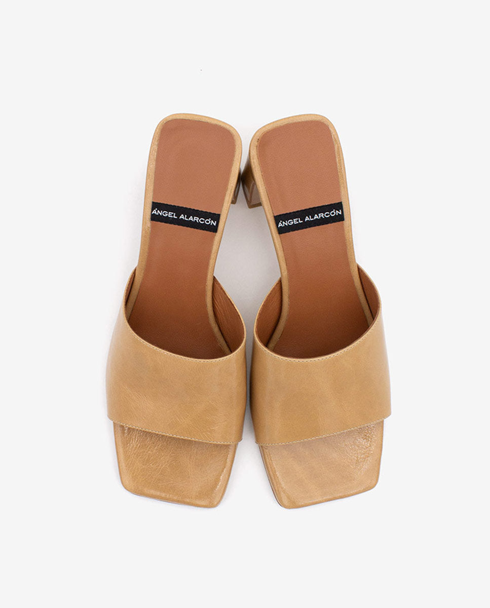 ZELIE - Mules abiertas con tacón medio de piel brillante – camel – Talla 37 – Ángel Alarcón