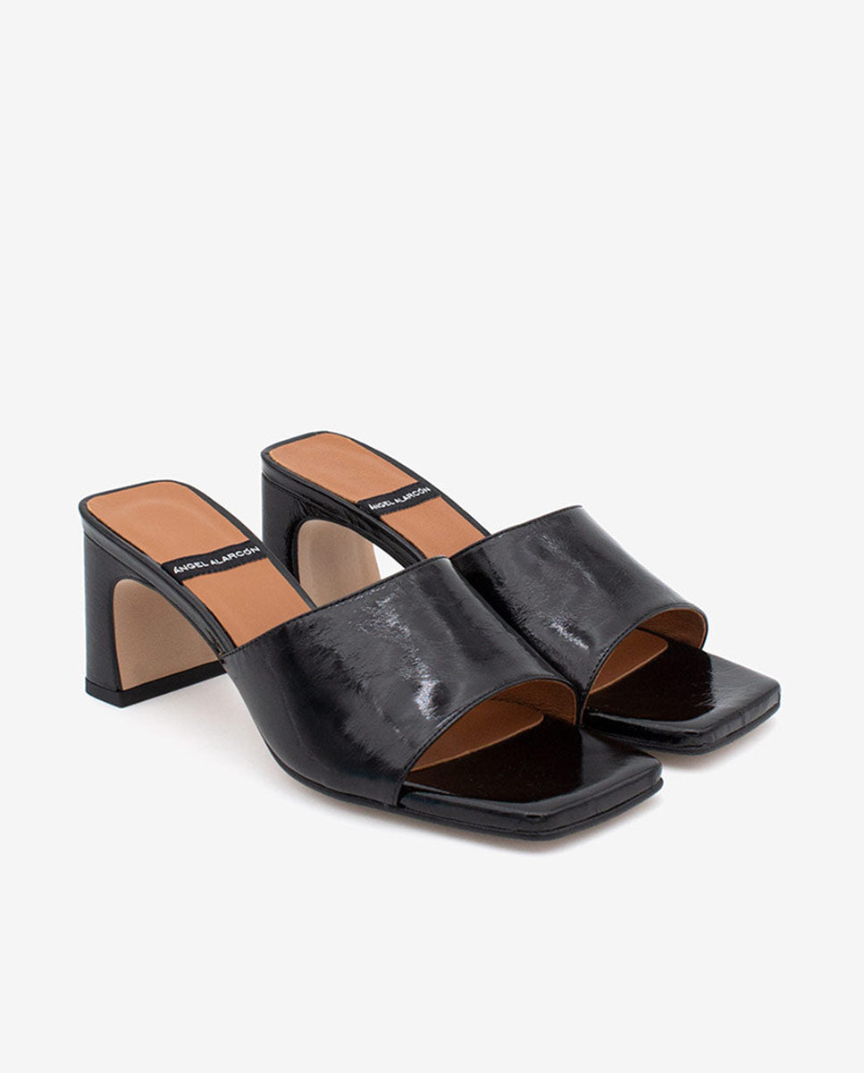 ZELIE - Mules abiertas con tacón medio de piel brillante – negro – Talla 39 – Ángel Alarcón