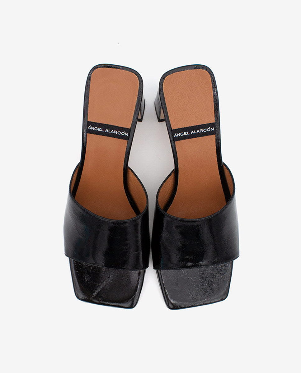 ZELIE - Mules abiertas con tacón medio de piel brillante – negro – Talla 40 – Ángel Alarcón