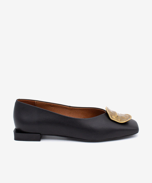 LEYA – Bailarina con punta cuadrada y adorno de chapa dorada de piel – negro – Talla 35 – Ángel Alarcón