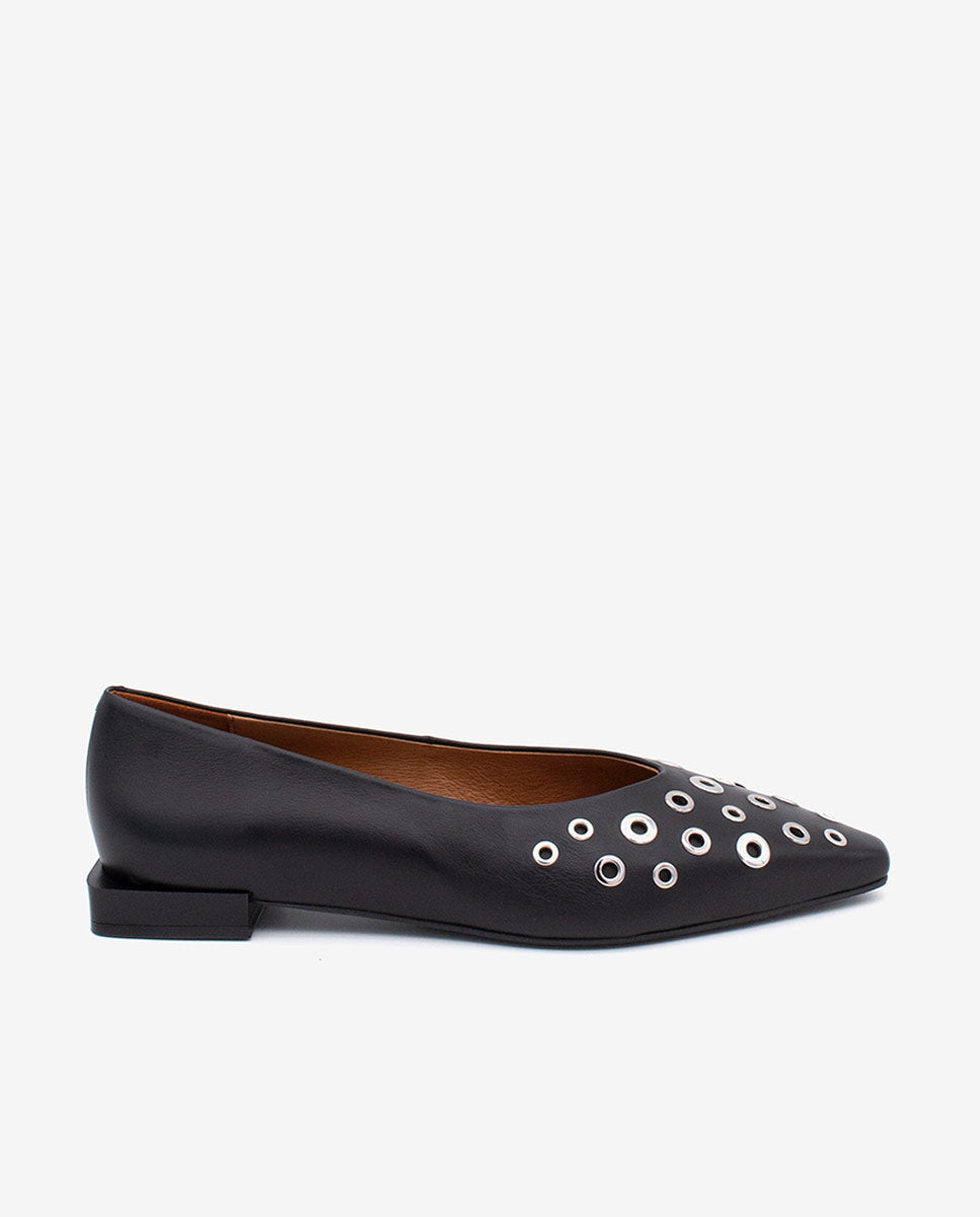 SILA – Bailarina de piel con punta fina y tachas redondas – negro – Talla 35 – Ángel Alarcón
