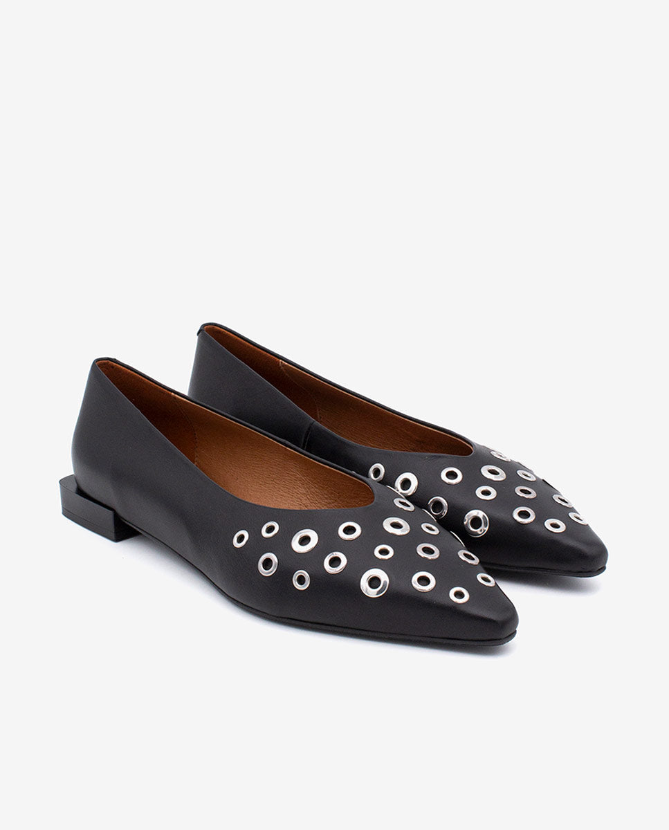 SILA – Bailarina de piel con punta fina y tachas redondas – negro – Talla 36 – Ángel Alarcón