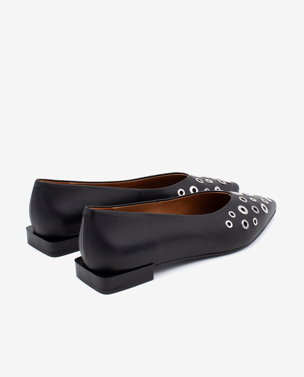 SILA – Bailarina de piel con punta fina y tachas redondas – negro – Talla 36 – Ángel Alarcón