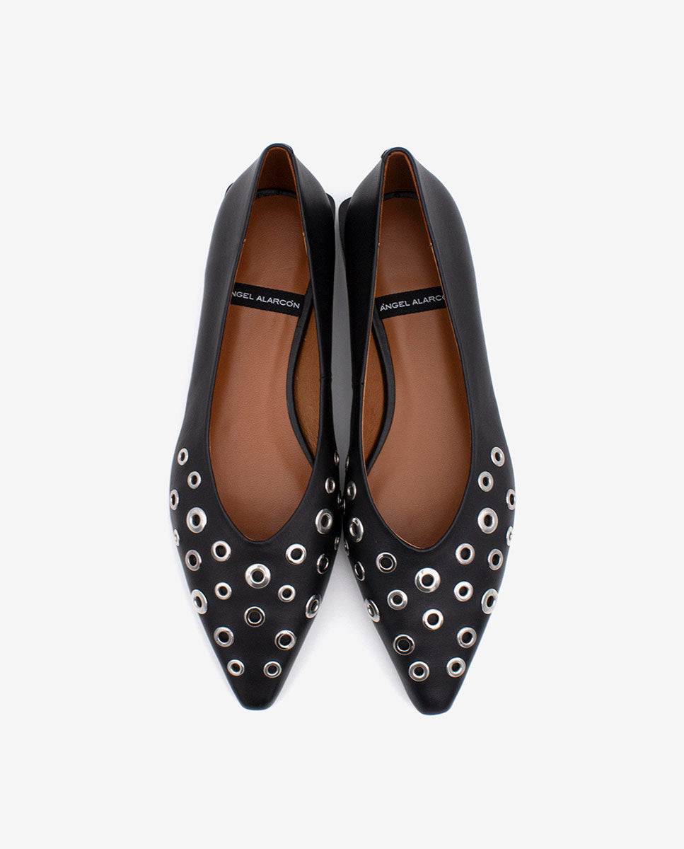 SILA – Bailarina de piel con punta fina y tachas redondas – negro – Talla 37 – Ángel Alarcón