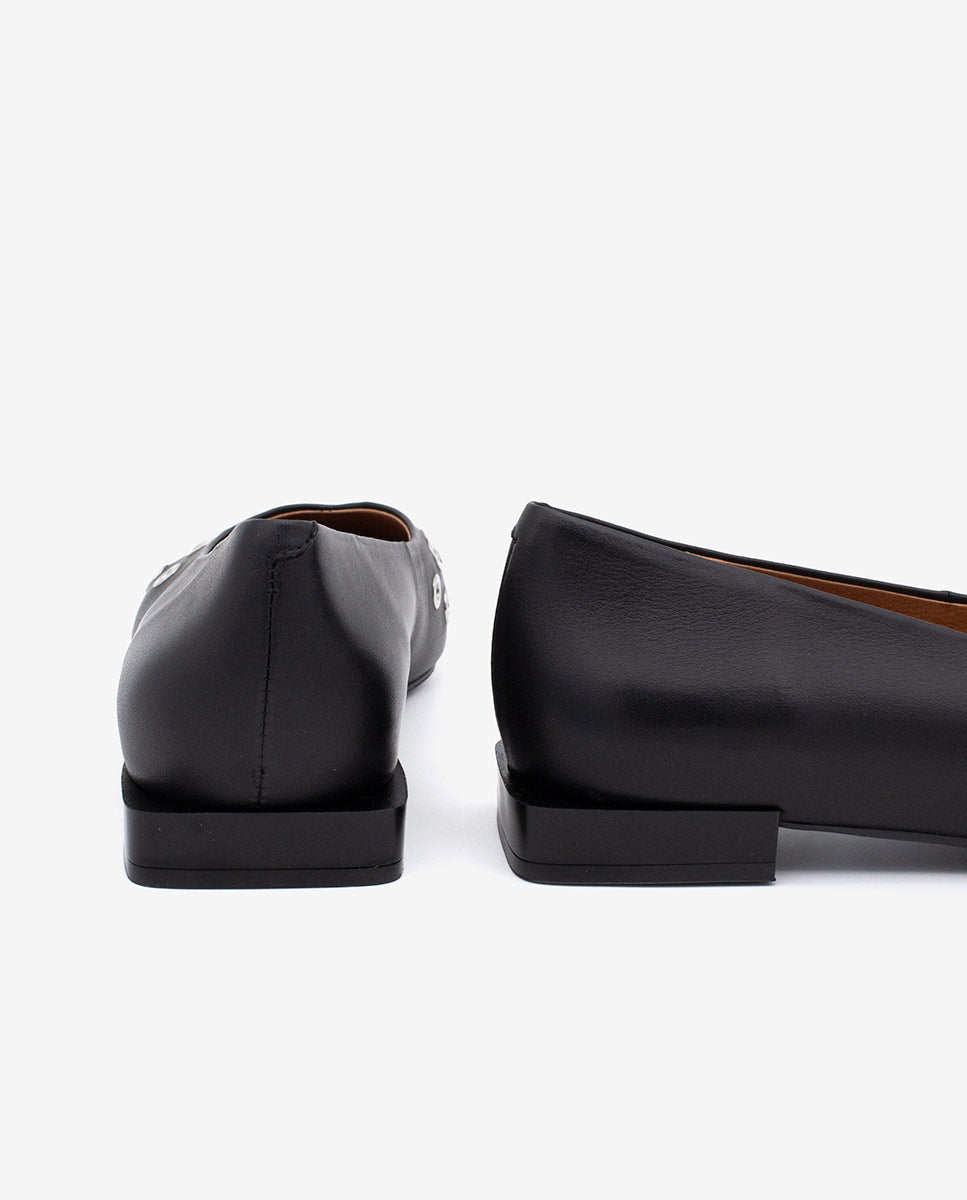 SILA – Bailarina de piel con punta fina y tachas redondas – negro – Talla 37 – Ángel Alarcón