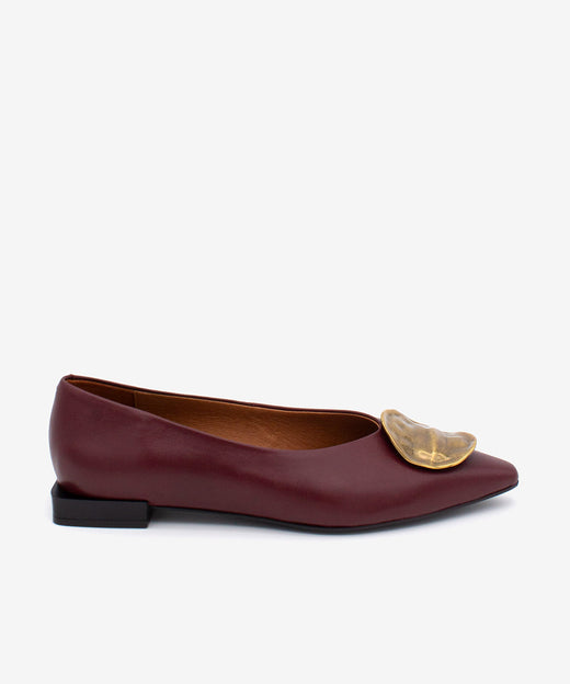 TAYA – Bailarina de piel con punta fina y adorno dorado – Talla 35 – Ángel Alarcón