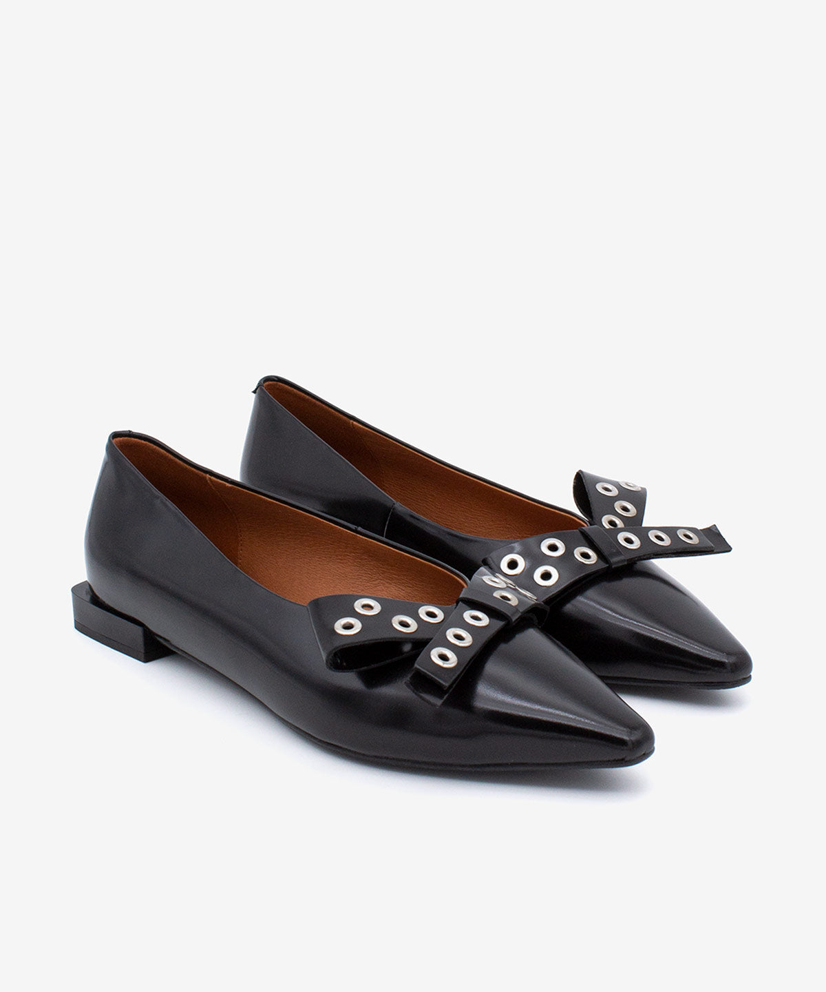 NESSA – Bailarina cómoda con lazo de tachas y piel acharolada – negro – Talla 36 – Ángel Alarcón