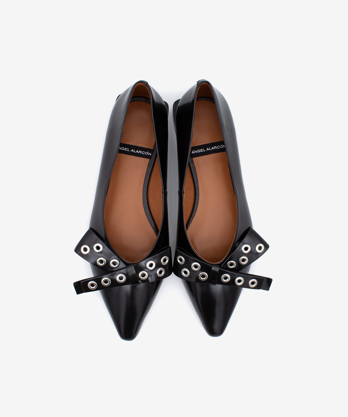 NESSA – Bailarina cómoda con lazo de tachas y piel acharolada – negro – Talla 38 – Ángel Alarcón