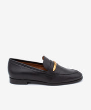 CIRA – Mocasín de piel con punta redonda y adorno metálico dorado – negro – Ángel Alarcón
