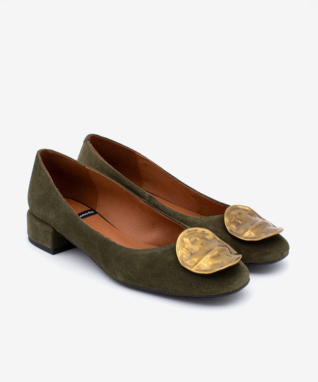 PERLE – Bailarina de piel con punta redonda y adorno de chapa dorado – Talla 38 – Ángel Alarcón