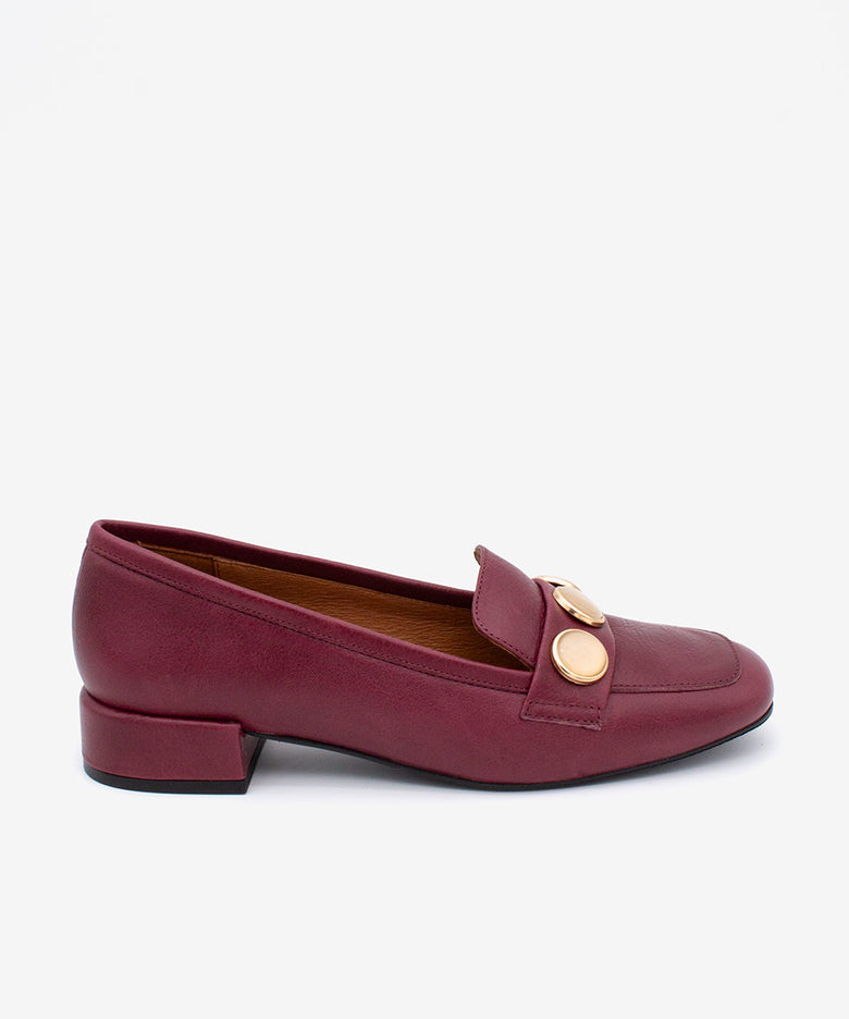 BRUNE – Mocasín de mujer de piel con punta redonda y adorno de semiesferas – Talla 35 – Ángel Alarcón