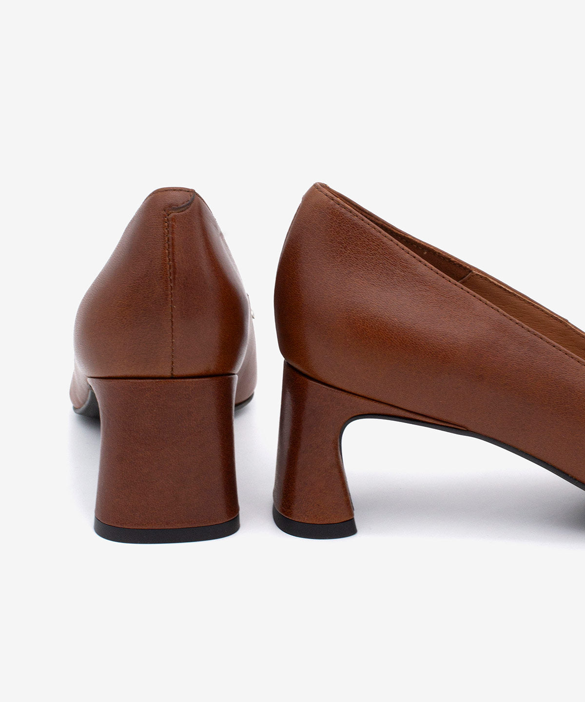 YAIRA – Salón de mujer tipo mocasín con detalle metálico y tacón ancho – Talla 39 – Ángel Alarcón