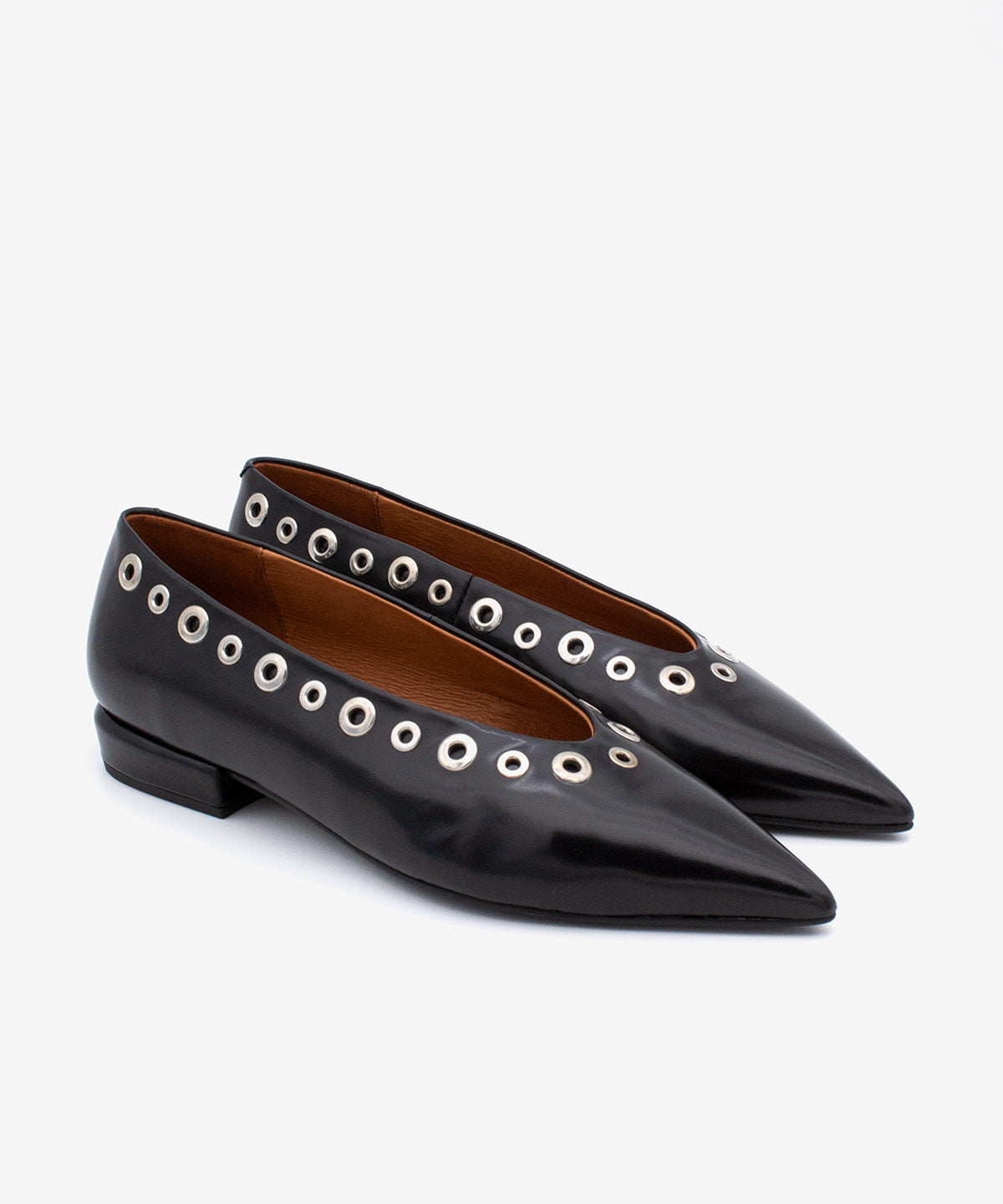 AUDE – Bailarina de mujer de piel acharolada con punta fina y tachas – negro – Talla 36 – Ángel Alarcón