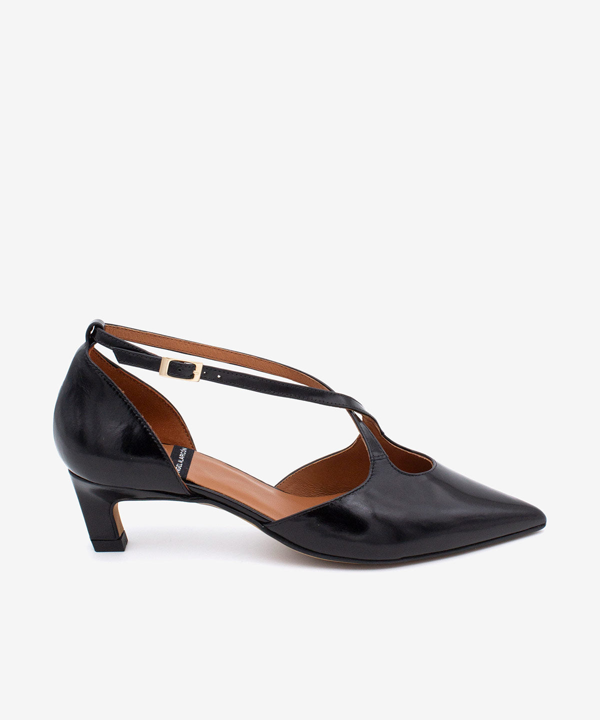 JOLIE – Zapato de pala y talón con cierre cruzado y tacón mini de piel acharolada – negro – Talla 37 – Ángel Alarcón