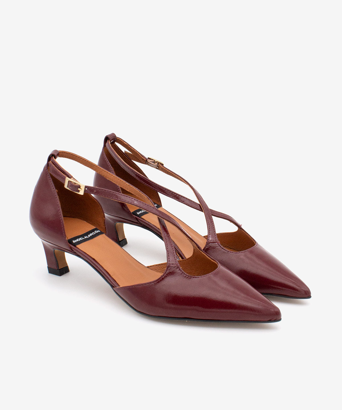 JOLIE – Zapato de pala y talón con cierre cruzado y tacón mini de piel acharolada – Talla 35 – Ángel Alarcón