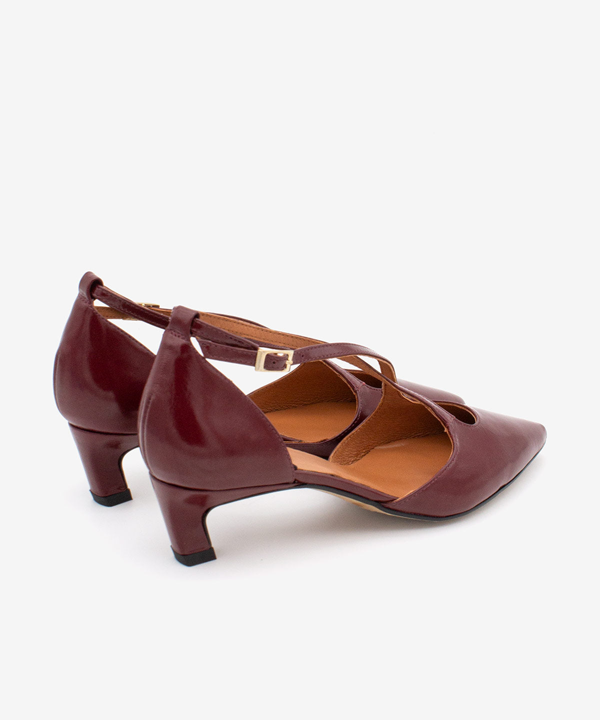 JOLIE – Zapato de pala y talón con cierre cruzado y tacón mini de piel acharolada – Talla 36 – Ángel Alarcón