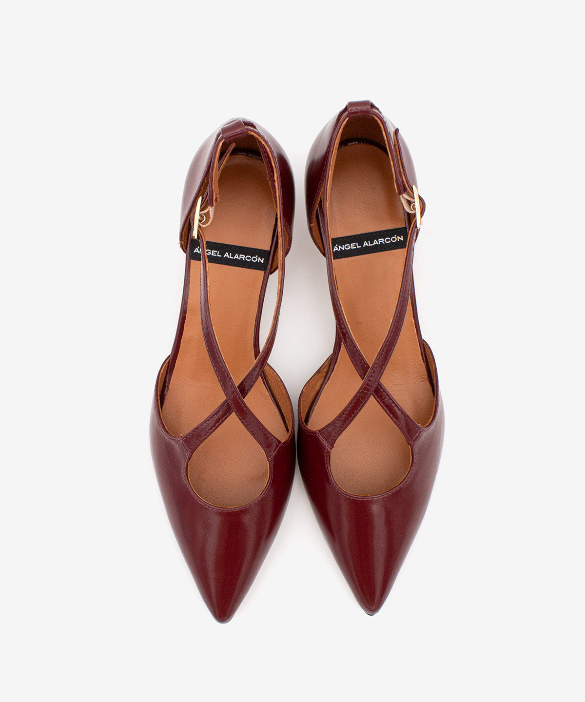 JOLIE – Zapato de pala y talón con cierre cruzado y tacón mini de piel acharolada – Talla 36 – Ángel Alarcón
