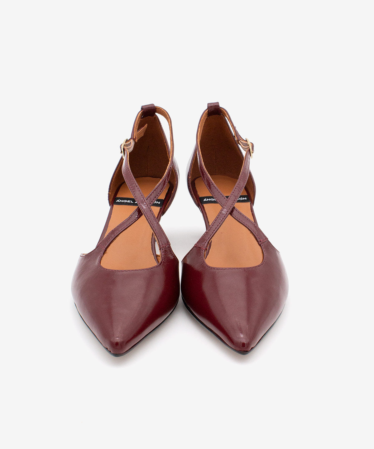 JOLIE – Zapato de pala y talón con cierre cruzado y tacón mini de piel acharolada – Talla 37 – Ángel Alarcón