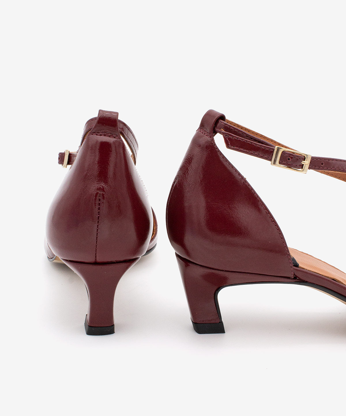 JOLIE – Zapato de pala y talón con cierre cruzado y tacón mini de piel acharolada – Talla 41 – Ángel Alarcón