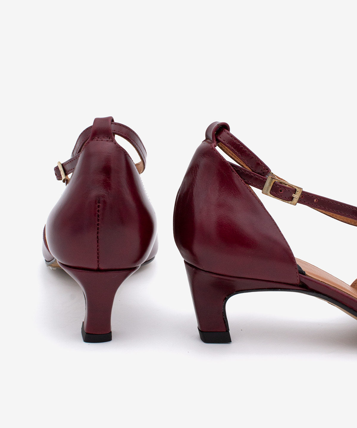 JOLIE – Zapato de pala y talón con cierre cruzado y tacón mini de piel con brillo – Talla 39 – Ángel Alarcón
