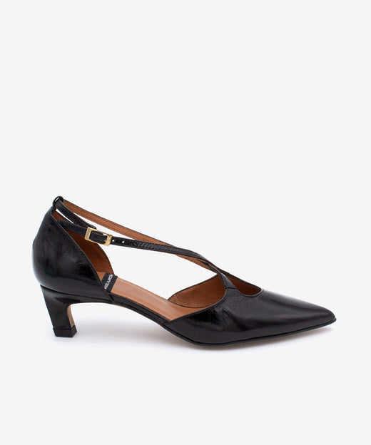 JOLIE – Zapato de pala y talón con cierre cruzado y tacón mini de piel brillante – negro – Talla 35 – Ángel Alarcón