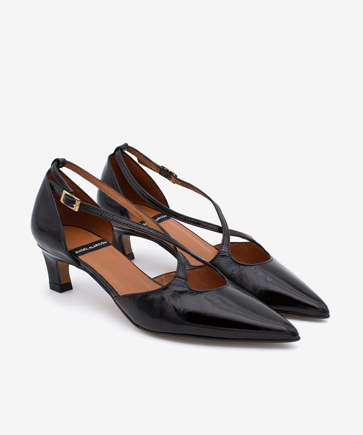 JOLIE – Zapato de pala y talón con cierre cruzado y tacón mini de piel brillante – negro – Talla 36 – Ángel Alarcón