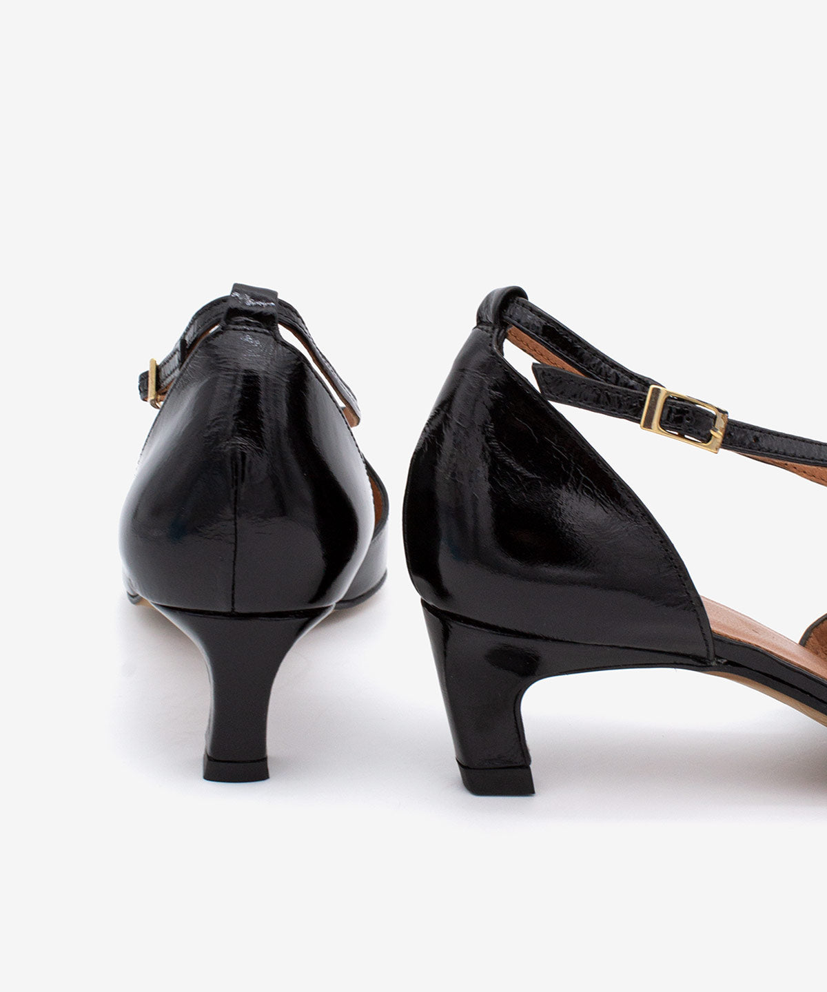 JOLIE – Zapato de pala y talón con cierre cruzado y tacón mini de piel brillante – negro – Talla 39 – Ángel Alarcón