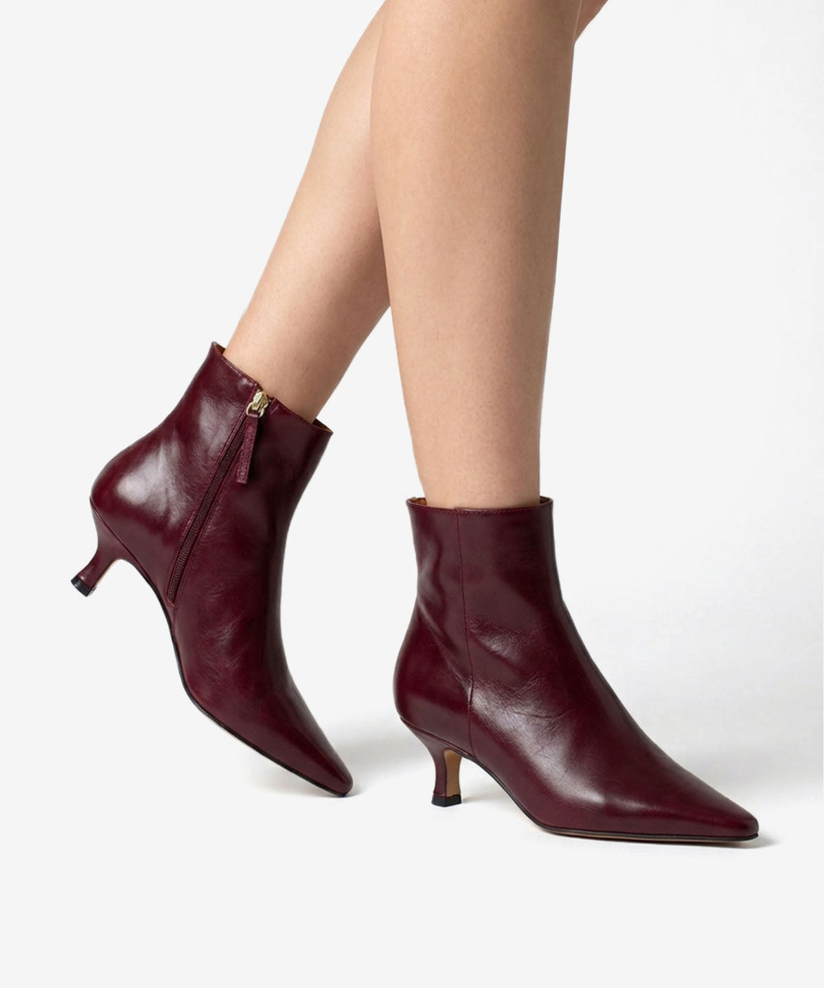 CLEO - Botín de tacón bajo con puntera fina de piel lisa semibrillante - Zapatos burdeos - Zapatos de mujer Ángel Alarcón - Women Shoes 2026
