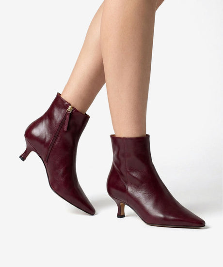 CLEO - Botín de tacón bajo con puntera fina de piel lisa semibrillante - Zapatos burdeos - Zapatos de mujer Ángel Alarcón - Women Shoes 2026