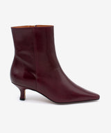 CLEO - Botín de tacón bajo con puntera fina de piel lisa semibrillante - Zapatos burdeos - Zapatos de mujer Ángel Alarcón - Women Shoes 2026