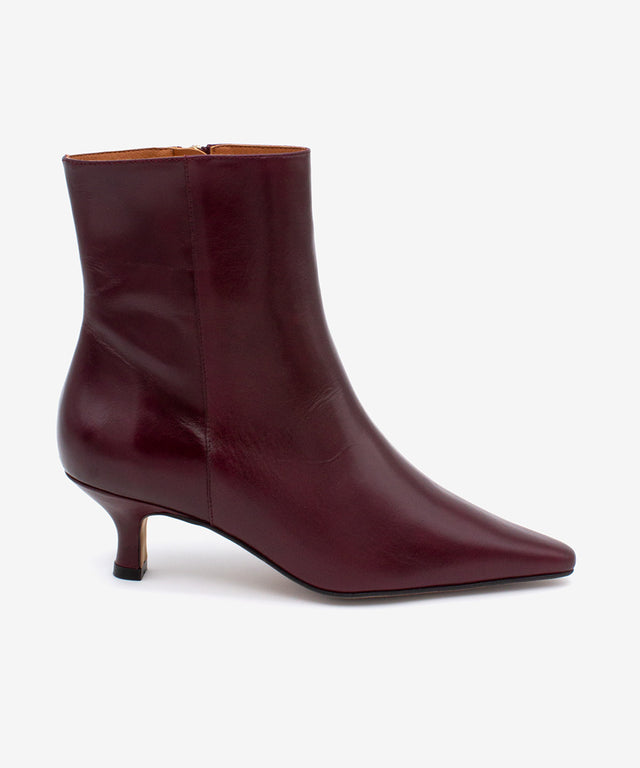 CLEO - Botín de tacón bajo con puntera fina de piel lisa semibrillante - Zapatos burdeos - Zapatos de mujer Ángel Alarcón - Women Shoes 2026