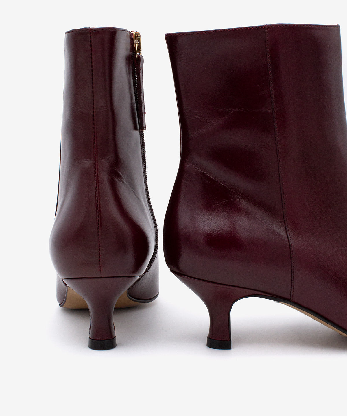 CLEO - Botín de tacón bajo con puntera fina de piel lisa semibrillante - Zapatos burdeos - Zapatos de mujer Ángel Alarcón - Women Shoes 2026
