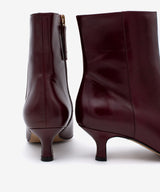 CLEO - Botín de tacón bajo con puntera fina de piel lisa semibrillante - Zapatos burdeos - Zapatos de mujer Ángel Alarcón - Women Shoes 2026