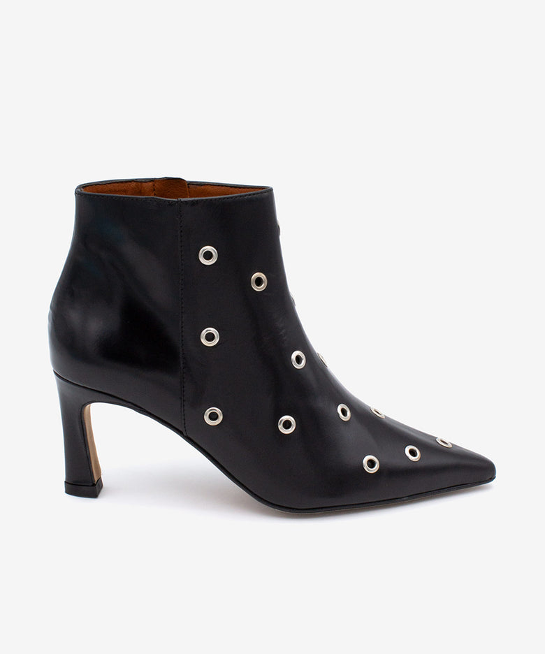 CLARINE – Botines con tacón cómodo y tachas de piel acharolada – negro – Talla 35 – Ángel Alarcón